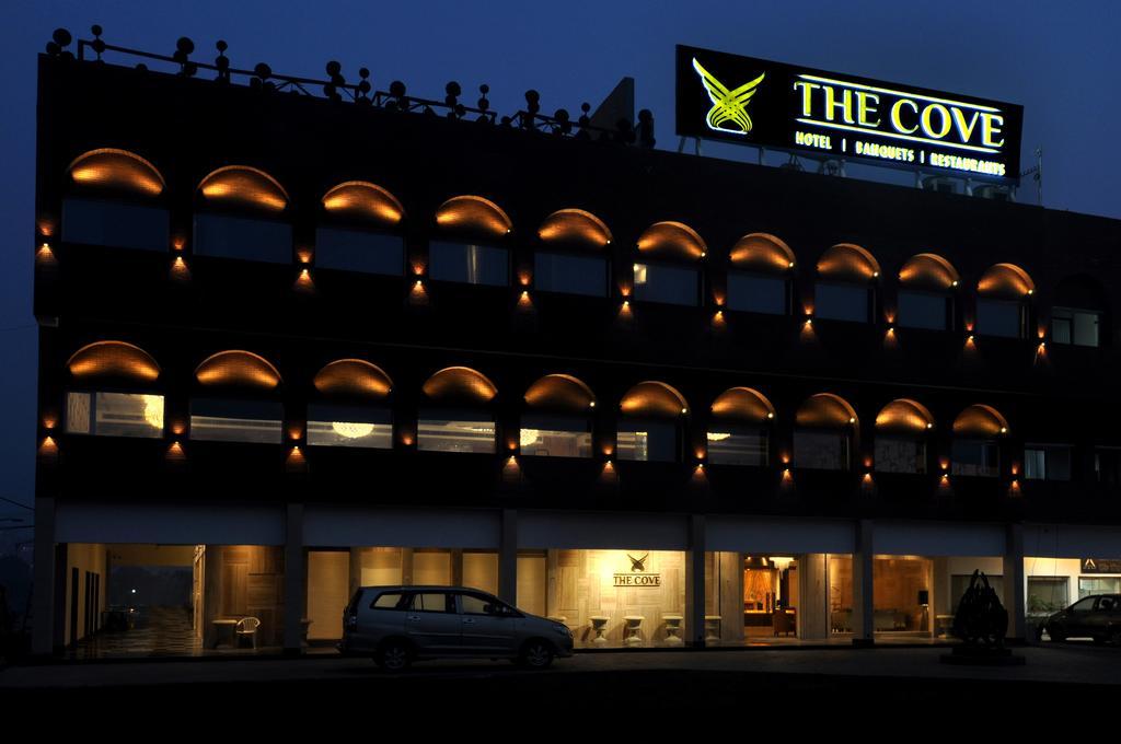 The Cove Hotel Panchkula Extérieur photo
